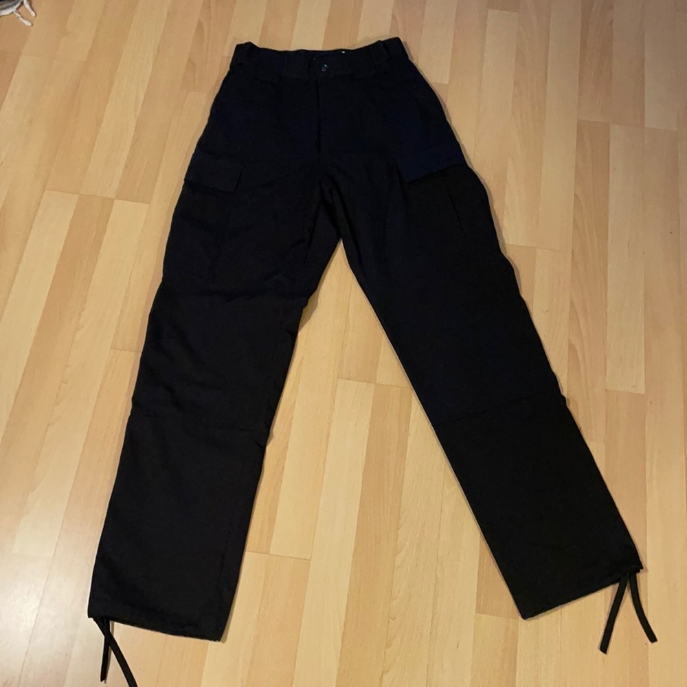5.11 black tactical, cargo pants. Waist 27.5-31. Inseam 32.5. Never worn.